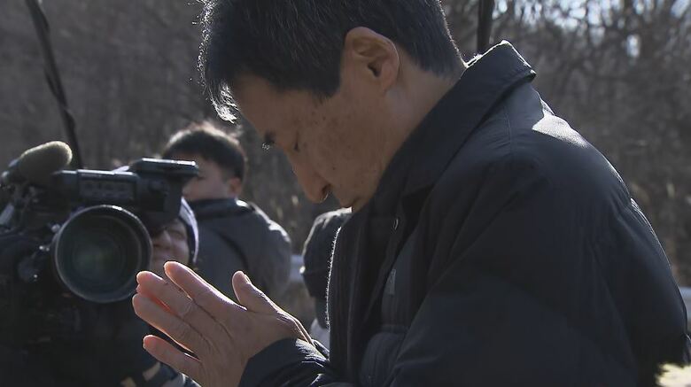 「この暗さと寒さ…忘れない」事故発生の午前1時55分に献花　大学生ら15人死亡、26人重軽傷　19歳の息子を亡くした父親「これからも教訓を語り継いでいくことが使命」　軽井沢スキーバス事故10年｜FNNプライムオンライン