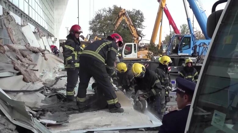 セルビアで駅の屋根が突然崩落し14人死亡3人負傷　60年前に建設され夏に改修工事するも屋根部分は改修されず｜FNNプライムオンライン