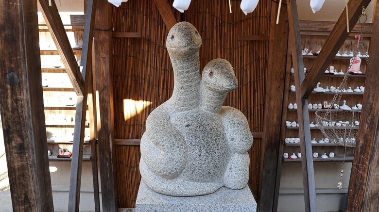 不思議な像が祀られた「不忍池辯天堂」や白蛇伝説が残る「蛇窪神社」！巳年は“蛇”ゆかりの場所へ！都内の参拝スポットを紹介｜FNNプライムオンライン