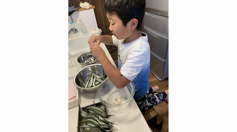 魚の中から寄生虫を探している様子
