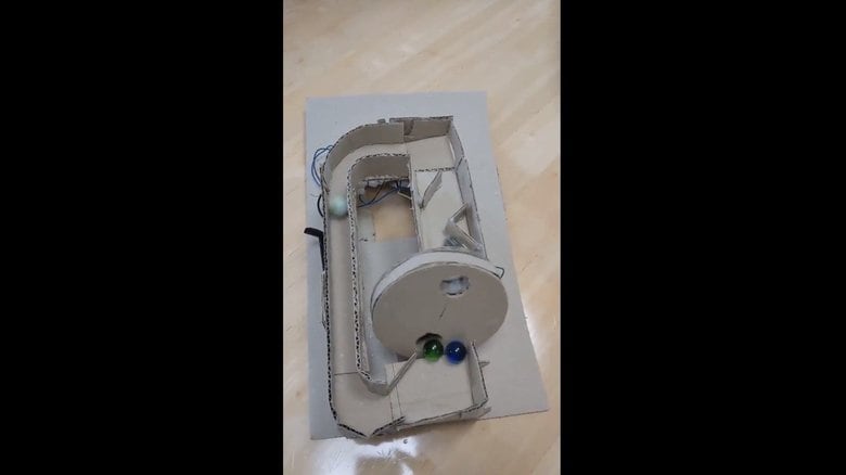 青い玉に注目