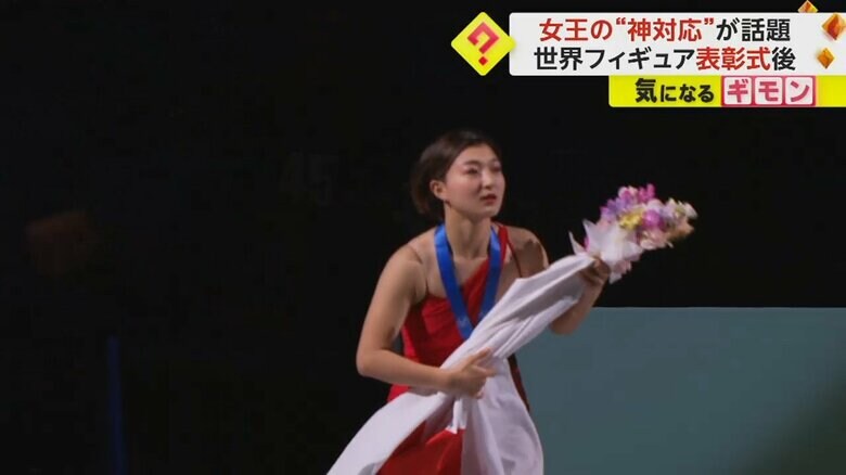 ウイニングランのため国旗を受け取った坂本選手