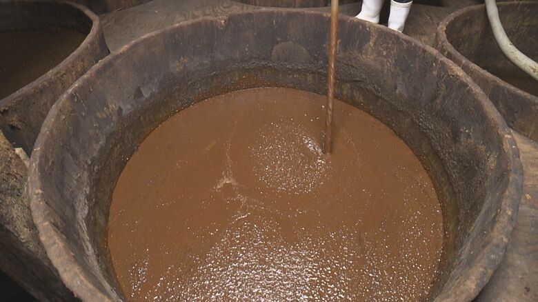 木桶で仕込み4年ほど熟成させた醤油が売りの一つ