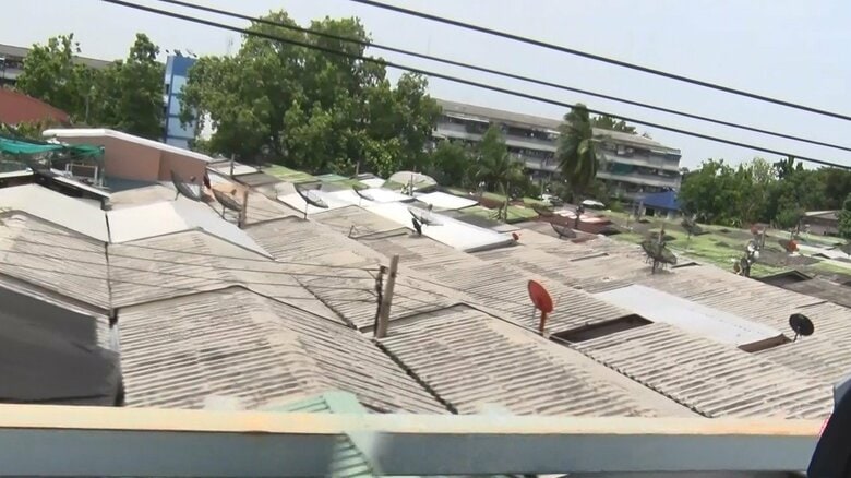 居住空間が密な巨大スラム　都心部から数キロのところに8万人が住んでいる