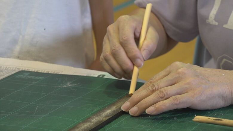 ヨシを削ってストローに