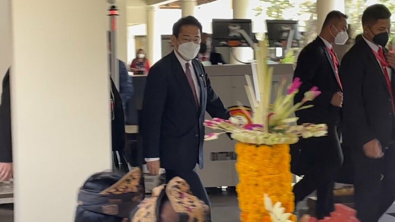 バリ島で、現地スタッフに挨拶する岸田首相