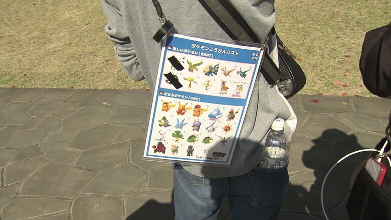 背中にカードが…