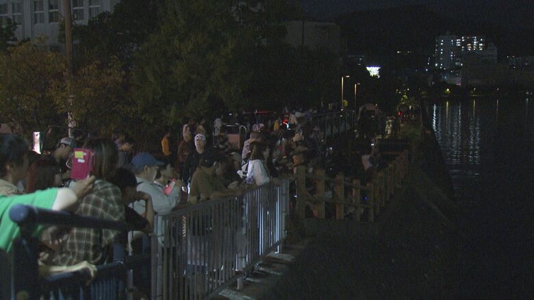 対岸には会場から漏れてくる生歌で酔いしれる人があふれた