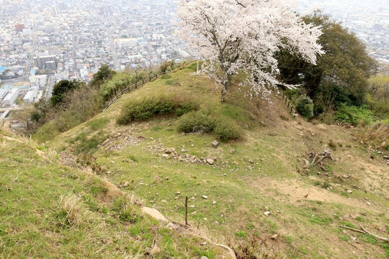 山上ノ丸の北側の出丸。眼下に見えるのは鳥取市街