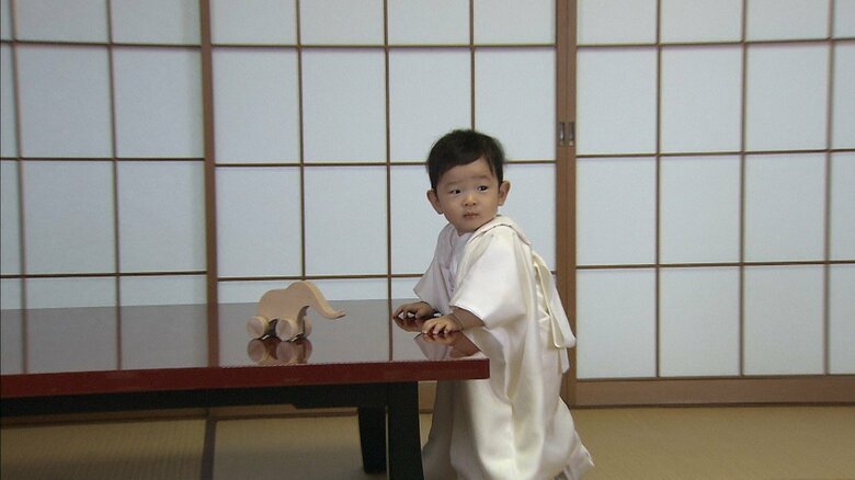 2007年お着物姿の悠仁さま