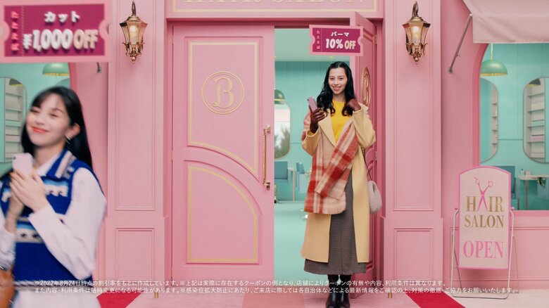 髪をおろしたウェーブヘアでガーリーな冬