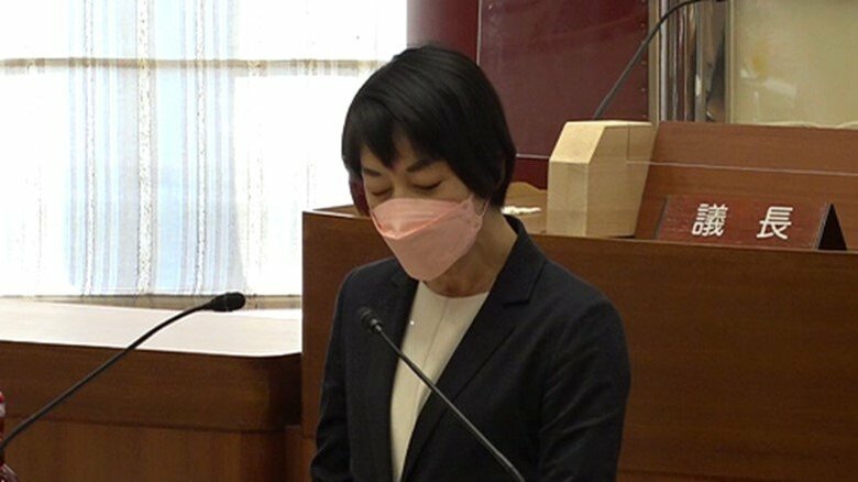 施政方針演説を行う松下玲子・武蔵野市長