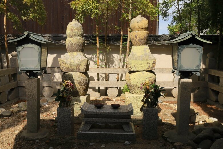雲龍寺にある別所長治公首塚
