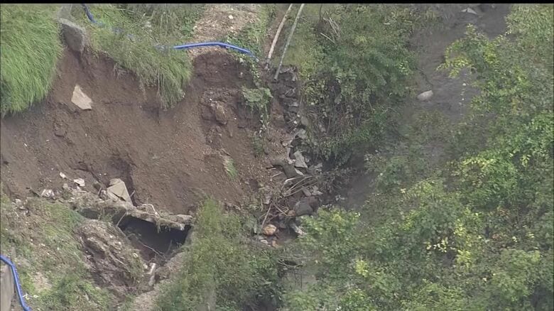 崩落する川の斜面