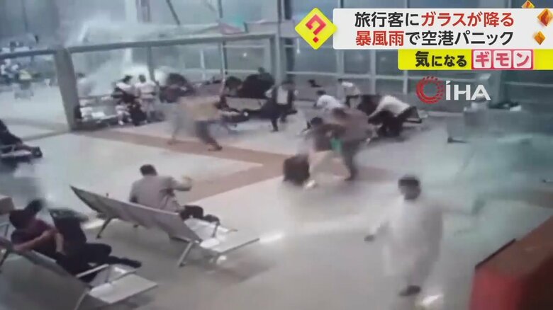 突然ガラスの破片が降り注ぎ、逃げ惑う人たち④