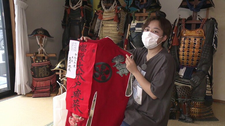 手作りしてもらった陣羽織を持つ大木戸瑠菜さん