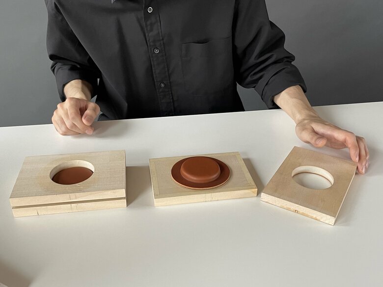 平面な革を立体的にする絞り加工（提供：土屋鞄製造所）