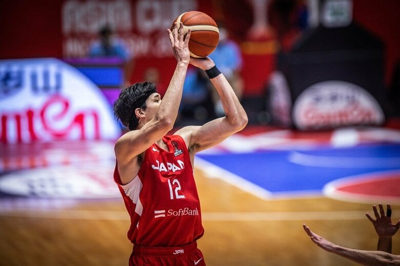 立ち上がりから3ポイントを決めたNBAプレーヤー・渡邊雄太選手（C）FIBA