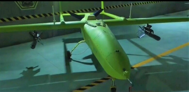 イラン国産ドローン「Mohajer-3」か？両主翼の下に誘導爆弾？