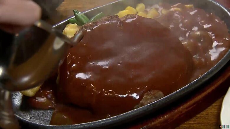 「キッチン谷沢」のデミグラスソースがたっぷりかかった手ごねハンバーグと光り輝くご飯（東京・西早稲田）③