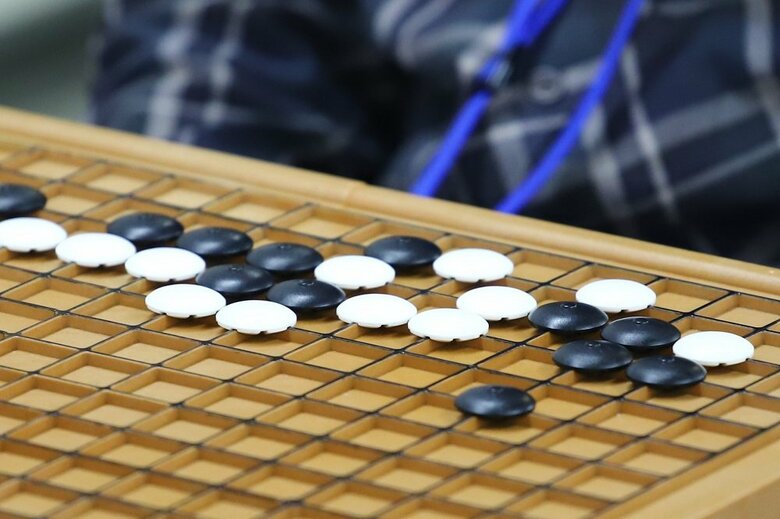 視覚障害者用の碁盤「アイゴ」（提供・公益財団法人日本棋院）
