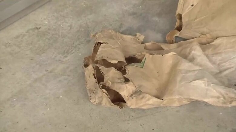 クマが荒らした米ぬかの袋