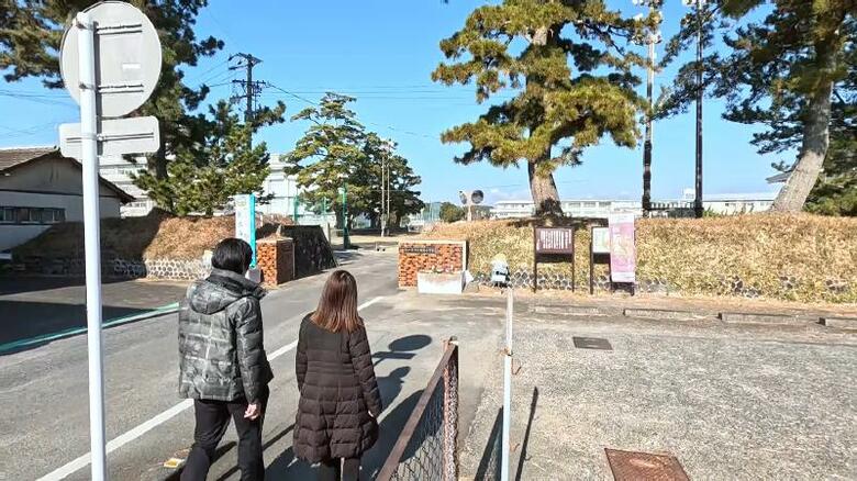 相良小学校の門は城の土塁を利用