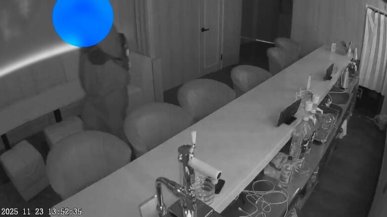 店内を物色する人物