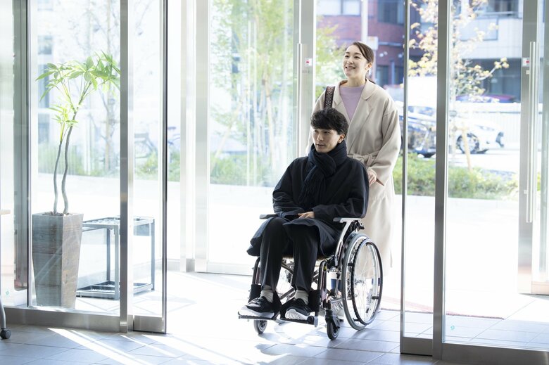 車いす利用の人　イメージ