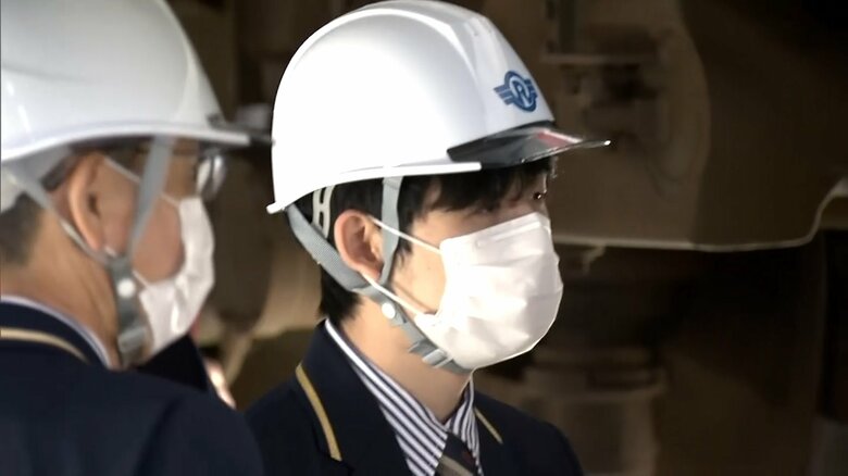 三陸鉄道の車両を前に…