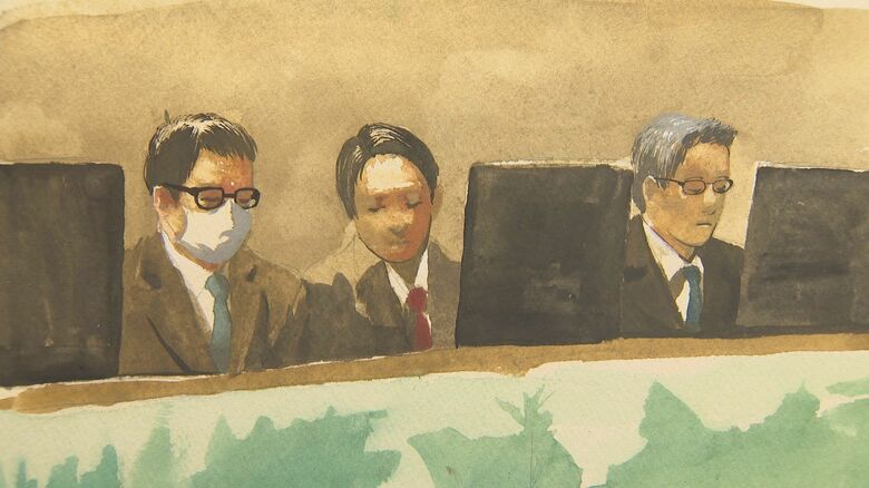 弁護人の横に座る中村被告