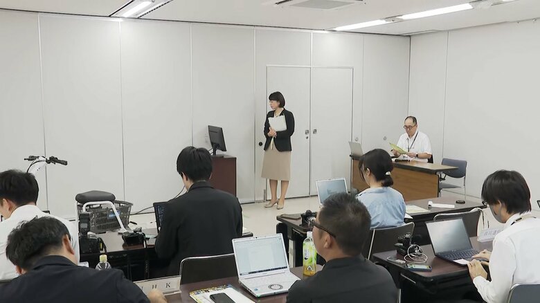 定例記者会見に臨む前橋市の小川市長　10月6日