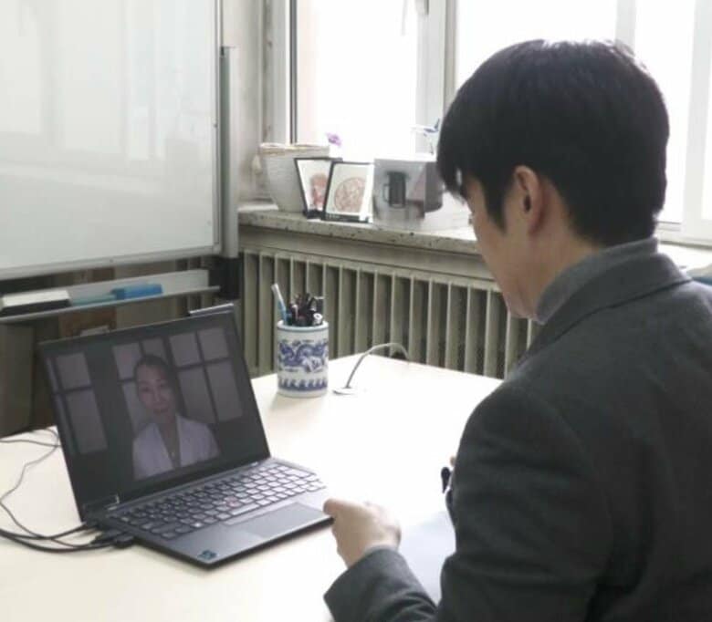 取材に応じる友成医師（2023年1月14日）