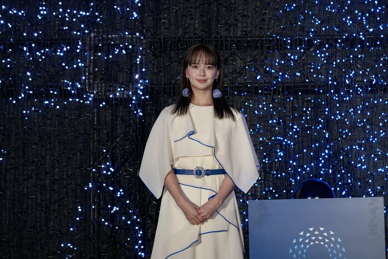 白のワンピースを身にまとった多部未華子さん