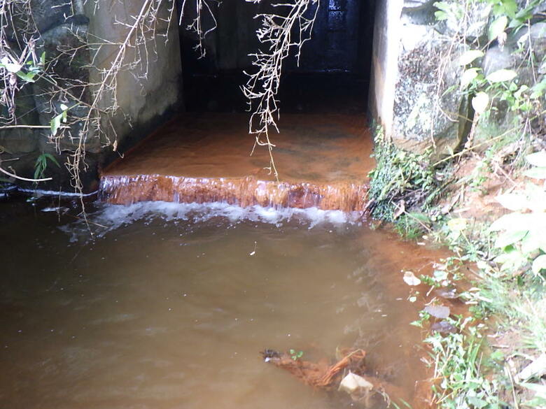 仙台市提供　堆積物がたまった雨水吐口