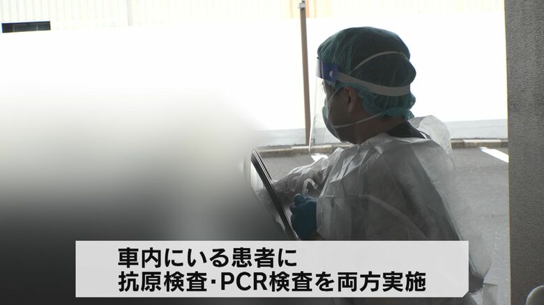 診療を中断し、防護服を着て対応する小泉院長
