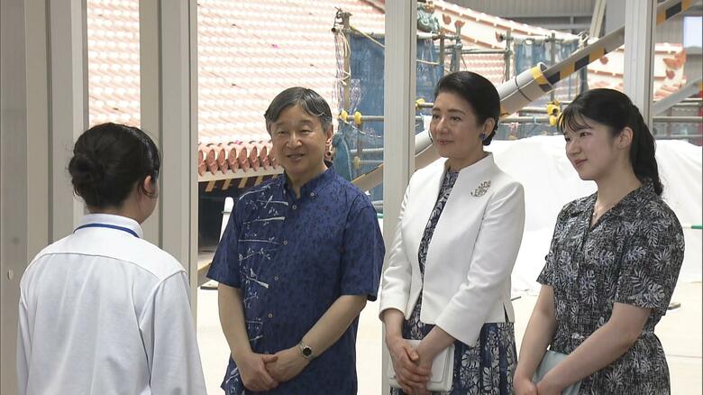 「首里城」の復元現場で20代の女性職人に声を掛けられるご一家