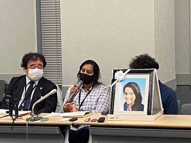 国会で記者会見する妹ポールニマさん（中央）