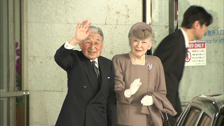 お出迎えに手を振って応えられる天皇・皇后両陛下