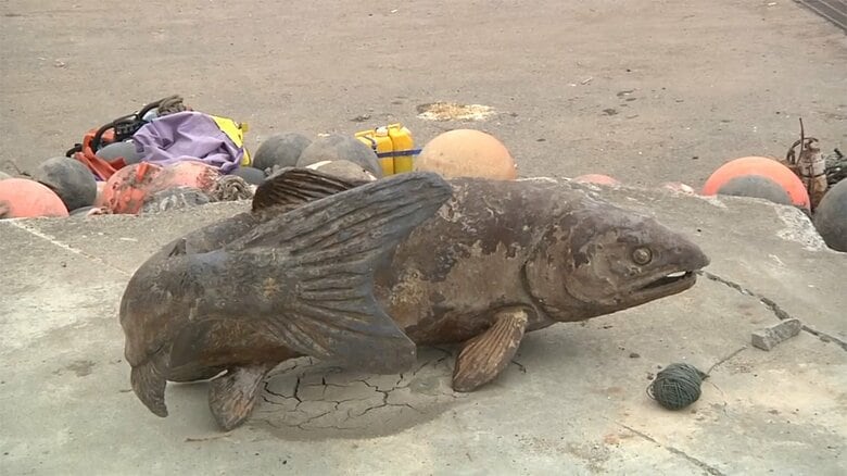 がれきの中から見つかった“傷だらけのサケ”のモニュメント