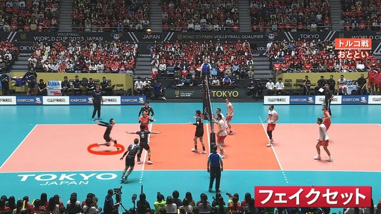 バックアタックを打つかのような体勢に入る髙橋藍選手