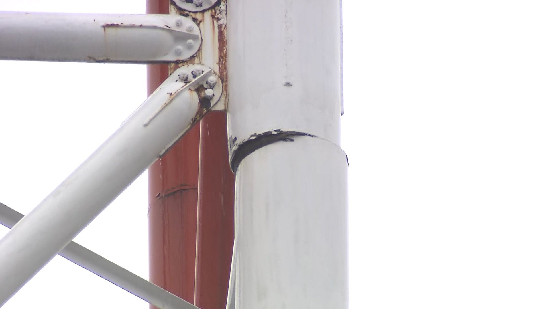 鉄塔修復作業に向け資材の搬入始まる　震度6強地震で損傷し倒壊の恐れ…周辺は通行止めや避難指示