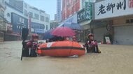 台風10号の大規模洪水で夜も続く救助　濁流の中を進む警察官　孤立した20人以上救出　中国・広西チワン族自治区