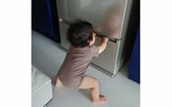 「パパ」と言いながら開けようとしたのは“冷蔵庫”…赤ちゃんの予想外の行動に爆笑! なぜパパ?母親に聞いた