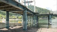 日光・中禅寺湖が「10年間で最低水位」　遊覧船の船着き場が消え、“幻の道”出現