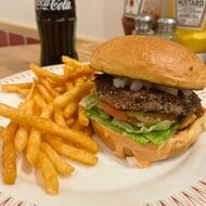 3段ベーコンエッグパンケーキが主役…モーニングからハンバーガーまで楽しめる大須観音駅すぐアメリカンな朝時間