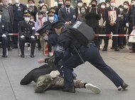 列車内にガソリンとライター持った男がいる想定…愛知県警が名古屋駅で防犯訓練 制圧する手順など確認