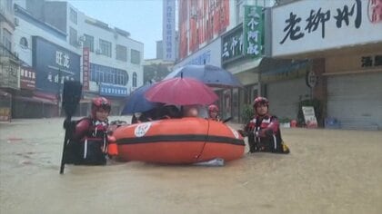 台風10号の大規模洪水で夜も続く救助　濁流の中を進む警察官　孤立した20人以上救出　中国・広西チワン族自治区