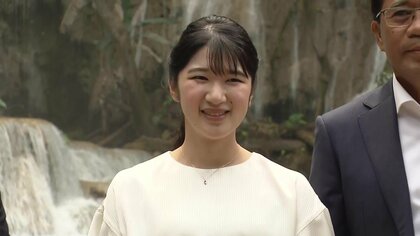 愛子さまスニーカーで「クワンシーの滝」周辺を散策「泳いでみたい」　ラオス側関係者に声かけ一緒に記念撮影も