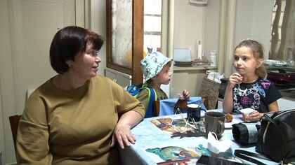 なぜ7歳のウクライナの少女が「せんそう」という日本語を覚えなくてはならないのか。戦火を脱出し1年、日本で寄り添い支える人々